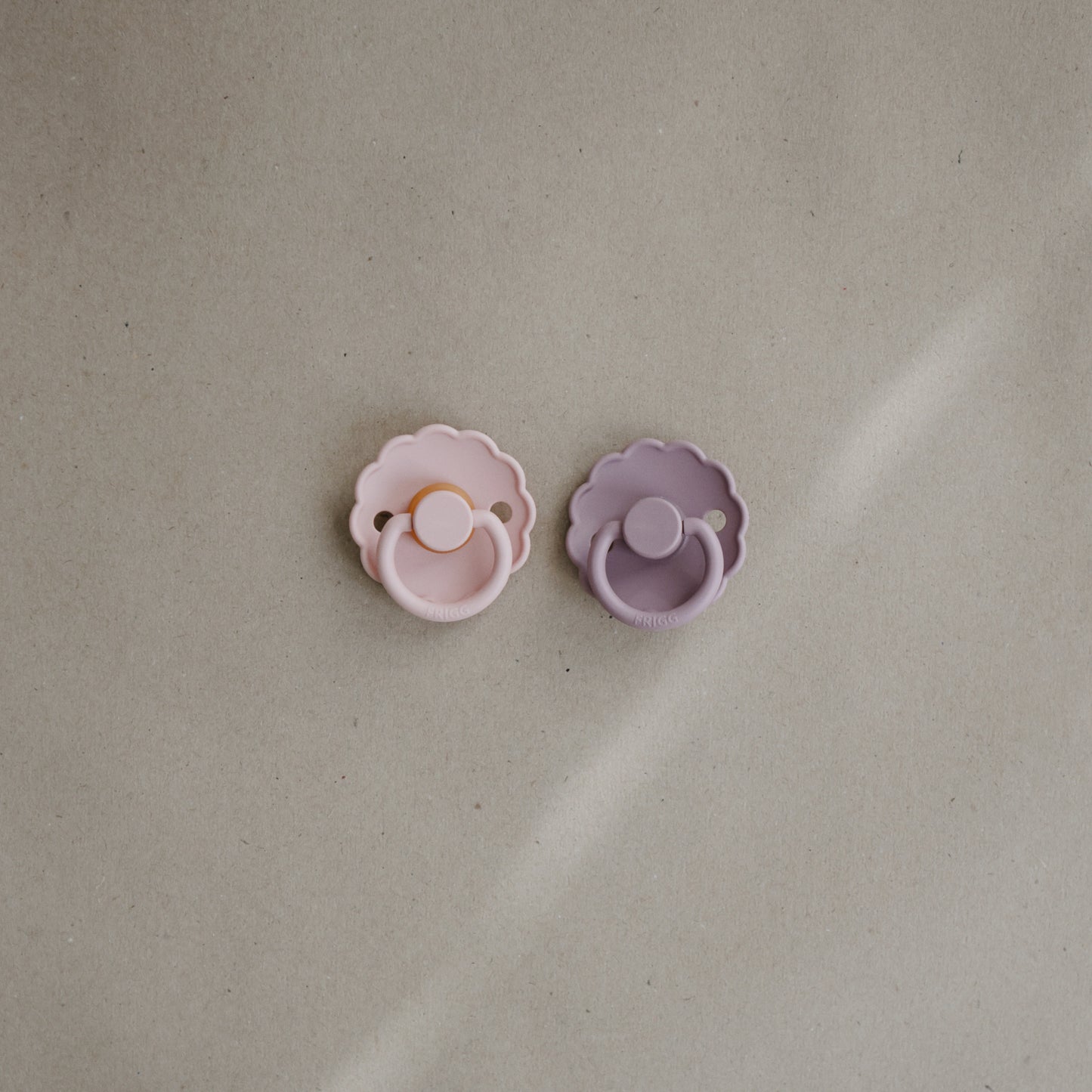 FRIGG Daisy Silicone Pacifier 2-Pack (Baby Pink/Soft Lilac)